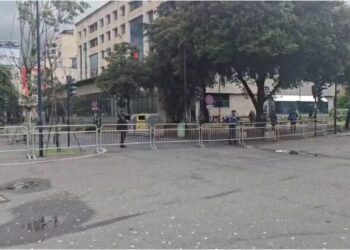 Protesta e PD, efektivë policie vendosin gardh metalik pranë Ministrisë së Drejtësisë