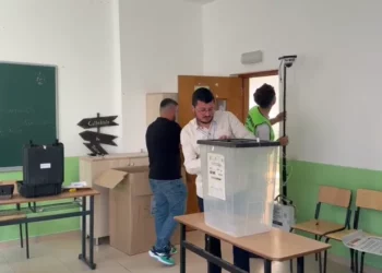 Probleme në një nga qendrat e votimit në Fushë-Krujë, mungojnë dy anëtarë të komisionit