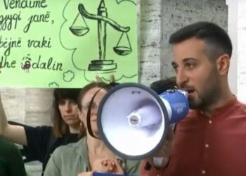 Qytetarët protestojnë para Gjykatës së Lartë kundër aeroportit të Vlorës: Shfaqje elektorale e Ramës