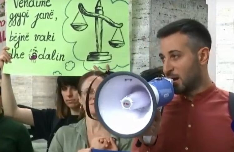 Qytetarët protestojnë para Gjykatës së Lartë kundër aeroportit të Vlorës: Shfaqje elektorale e Ramës