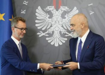 Ambasador, mos e shisni tek shqiptarët si vlerë europiane martesën burrë me burrë, ne mbrojmë familjen!