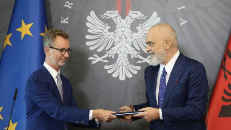 Ambasador, mos e shisni tek shqiptarët si vlerë europiane martesën burrë me burrë, ne mbrojmë familjen!