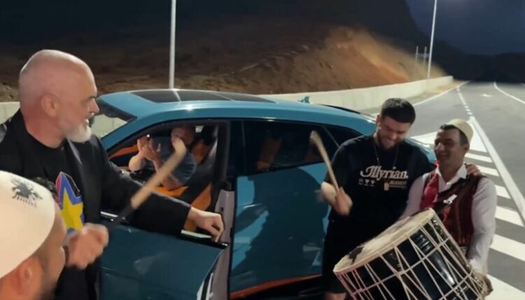 Babai gërmon për të birin, shteti gërmon për vota!