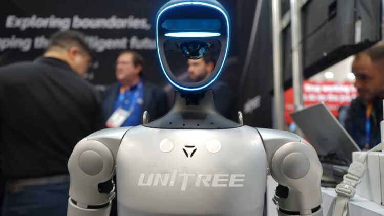 Roboti kinez sulmon një person ( VIDEO)