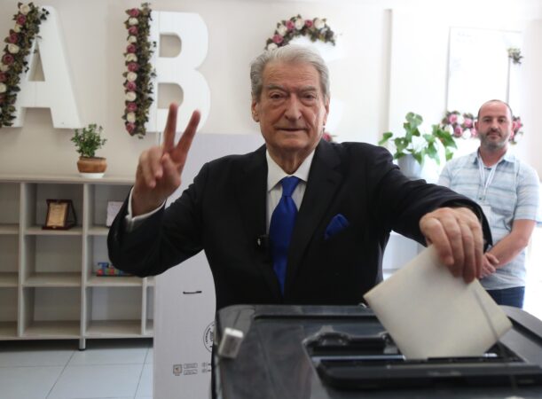 “Takova njerëz të gëzuar, të sigurt për votën”, Sali Berisha voton në shkollën “Kosova”