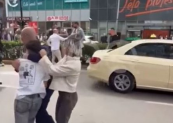 Konflikt i dhunshëm në mes të Tiranës, i riu i merr armën policit dhe tenton të qëllojë (Video)