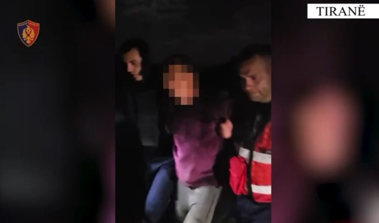 Tiranë/ Rrahu gruan e fëmijët dhe qëlloi me kallash drejt policisë, arrestohet 45-vjeçari