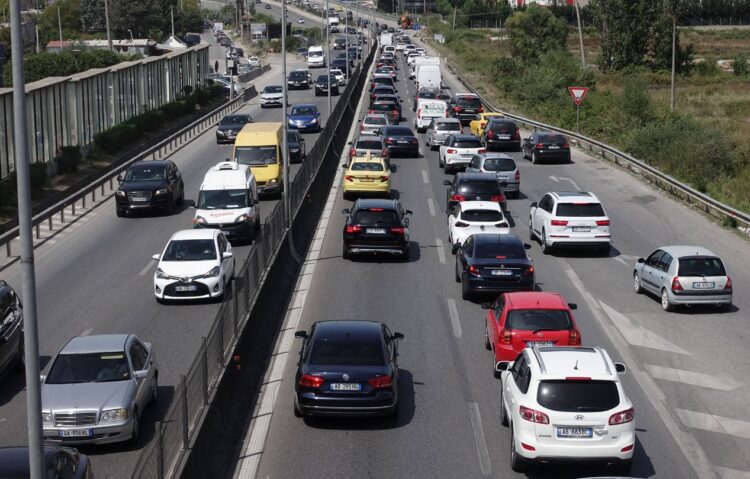 Trafik i rënduar në autostradën Tiranë-Durrës, nga Qafa e Kasharit deri në hyrje të Vorës
