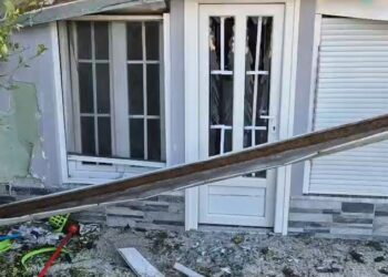 Inskenuan shpërthimin me tritol në banesën e tyre në Elbasan, arrestohen xhaxhai dhe nipi