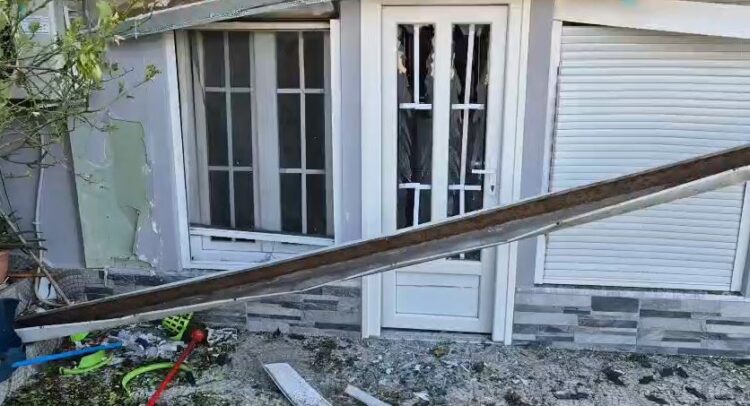 Inskenuan shpërthimin me tritol në banesën e tyre në Elbasan, arrestohen xhaxhai dhe nipi