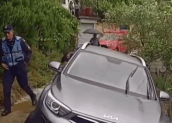 Makina del nga rruga, aksidentohen në Berat çifti i turistëve nga Arabia