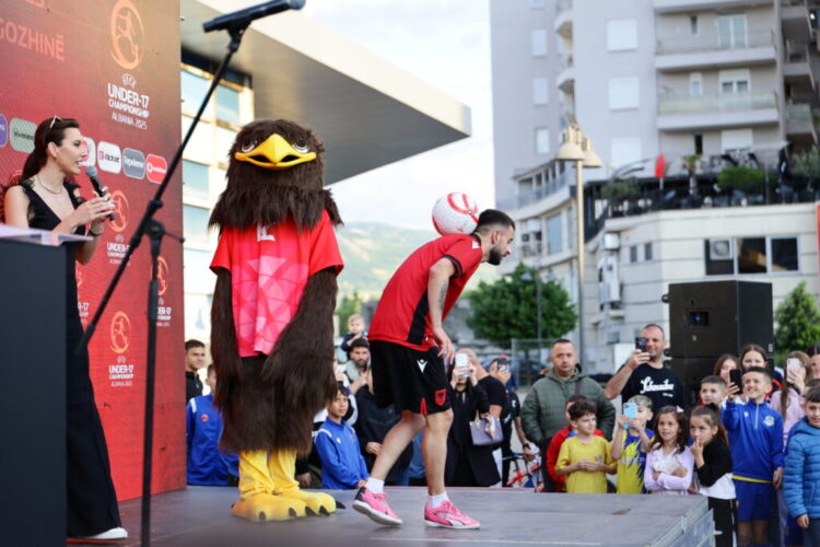Euro U-17 mbërrin në Elbasan, FSHF organizon event promovues me qindra fëmijë e qytetarë