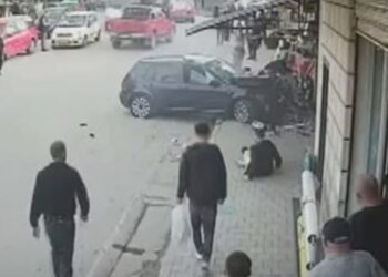 U përplas në trotuar nga makina, ndërron jetë pas disa ditësh në spital polici