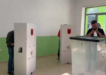 Ndodh edhe kështu! Në Fushë Krujë, qytetari kërkon të votojë edhe për gruan e tij
