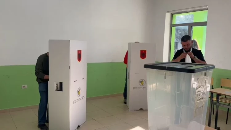 Ndodh edhe kështu! Në Fushë Krujë, qytetari kërkon të votojë edhe për gruan e tij
