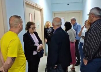 E pazakontë në Vlorë! Kryetarit të komisionit i vdes nëna,  votuesit presin në radhë