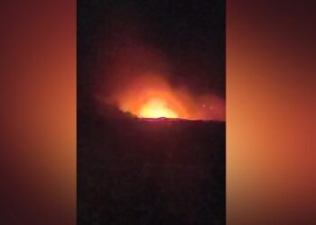 VIDEO/ Në Shijak digjen mbeturina pranë shtëpive, banorët ngrejnë alarmin: Po na mbyt tymi