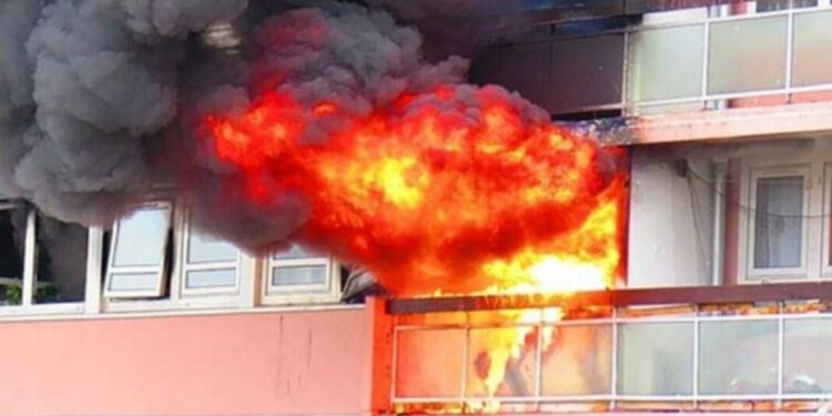 Fier, shpërthen bombola e gazit, plagoset pronari i banesës, 2 policë dhe një zjarrfikës