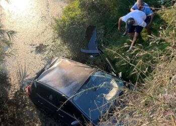 Makina del nga rruga dhe bie nga ura, plagoset shoferi në Delvinë