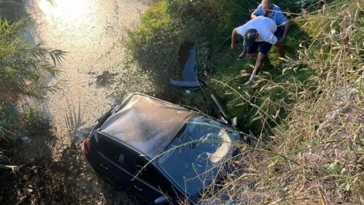 Makina del nga rruga dhe bie nga ura, plagoset shoferi në Delvinë