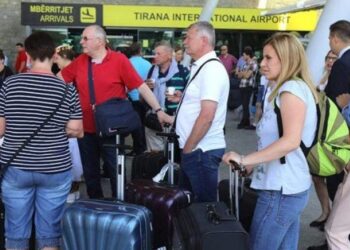 Fluturime të vonuara ose të anuluara, BE thjeshton rregullat: Kompensim deri në 500 euro