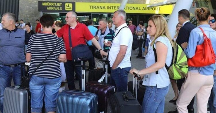 Fluturime të vonuara ose të anuluara, BE thjeshton rregullat: Kompensim deri në 500 euro