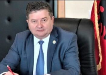 Abuzoi me fondet dhe punësoi familjarët e tij, në pranga ish-kreu i Urdhrit të Stomatologut! Prokuroria: Mund të prishë provat, rrezik largimi