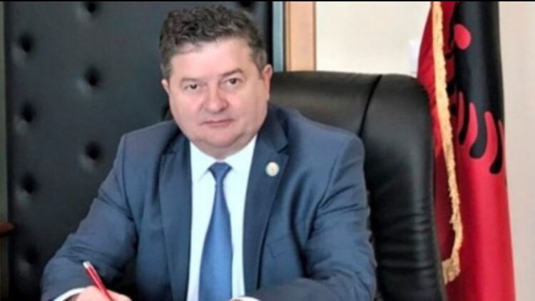 Abuzoi me fondet dhe punësoi familjarët e tij, në pranga ish-kreu i Urdhrit të Stomatologut! Prokuroria: Mund të prishë provat, rrezik largimi