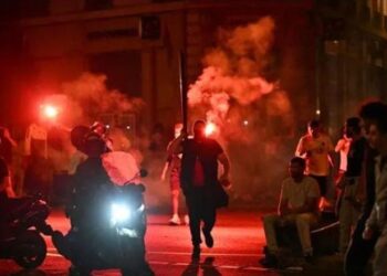 Festa kthehet në luftë në Paris, molotov nga ultrasit dhe gaz lotsjellës nga policia, 294 të arrestuar