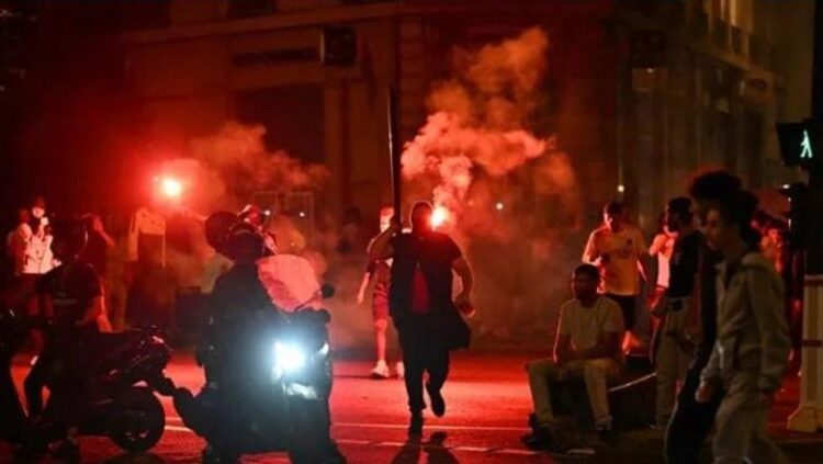 Festa kthehet në luftë në Paris, molotov nga ultrasit dhe gaz lotsjellës nga policia, 294 të arrestuar