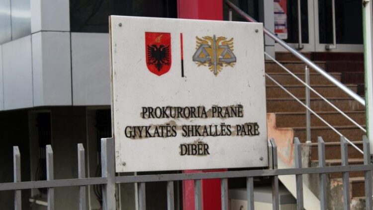 Zyrtari në Bulqizë godet me shuplakë shefen e Task Forcës së Ujësjellës-Kanalizimeve, përplasja për një karrige të dëmtuar