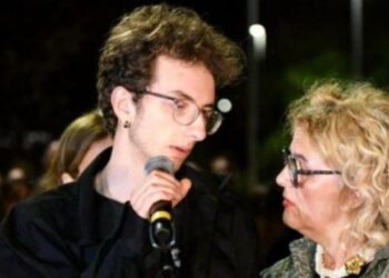 Itali/ Mijëra qytetarë marshojnë për Gentianën, këshilltarja rajonale në krah të të birit të viktimës me mesazh kundër dhunës