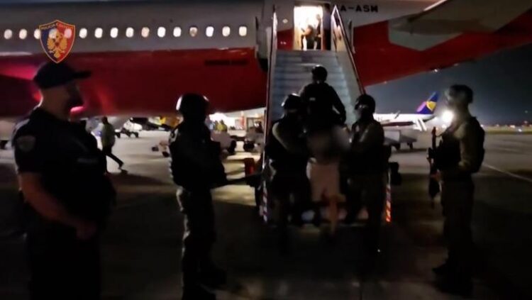 RENEA ‘blindon’ Rinasin, momenti kur 3 ‘ushtarët’ e Talo Çelës ekstradohen nga Dubai (VIDEO)