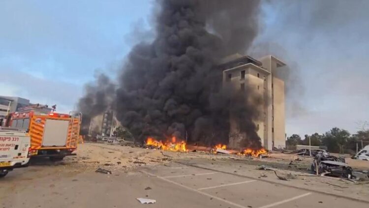 Izraeli dhe Irani shkëmbejnë sulme me raketa! Goditet edhe zyra e Microsoft