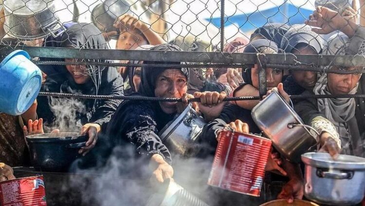 Ushtria izraelite qëllon mbi turmën e palestinezëve që po merrnin ndihma, 50 viktima, reagon BE