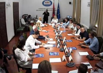 Mazhoranca nuk e mbështet plotësisht ligjin “Për Sportin”, Erion Braçe del kundër Fidel Yllit