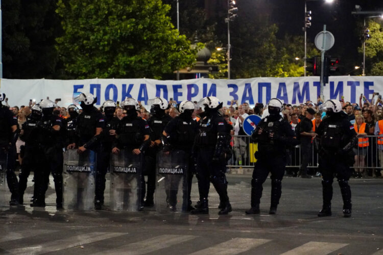 Studentët në Serbi përleshen me policinë, kërkohen zgjedhje të parakohshme