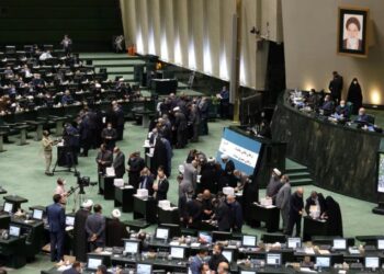 Iran/ Parlamenti diskuton daljen nga traktati bërthamor