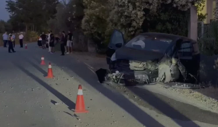 Përplasen dy makina në rrugën Fier-Cakran, 3 pasagjere nisen me urgjencë në spitalin e Fierit