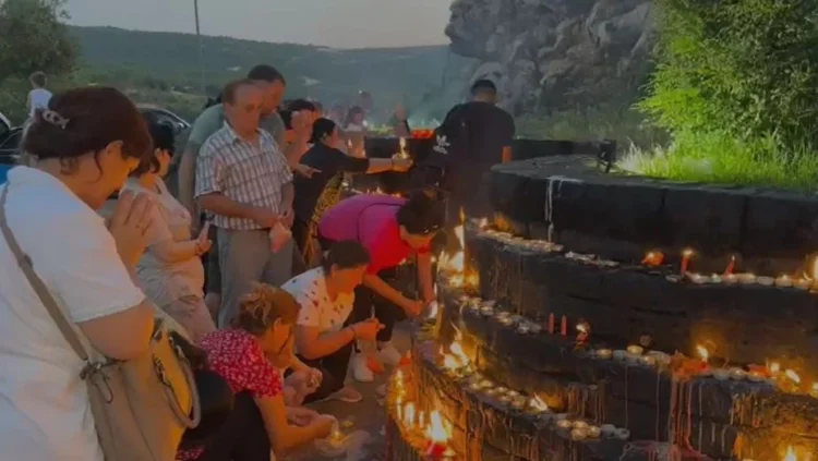 Me qirinj në duar, qytetarët përmbyllin pelegrinazhin e 13 të martave në Kishën e Shna Ndout në Laç