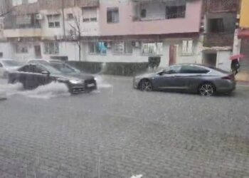 Stuhi me shi të dendur në Belsh dhe Dumre, përmbyten disa rrugë