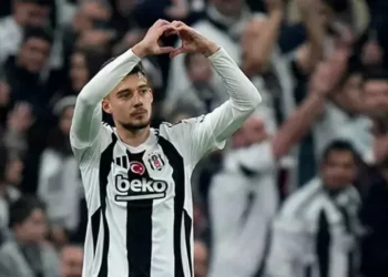 ‘Nuk qëndroj aty ku s’më duan”/ Ernest Muçi paralajmëron largimin nga Besiktas