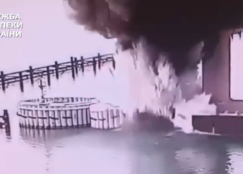 Ukrainasit vijojnë sulmet në Rusi, pas avionëve hedhin në erë me eksploziv urën e Krimesë