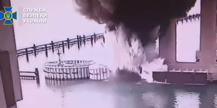 Ukrainasit vijojnë sulmet në Rusi, pas avionëve hedhin në erë me eksploziv urën e Krimesë