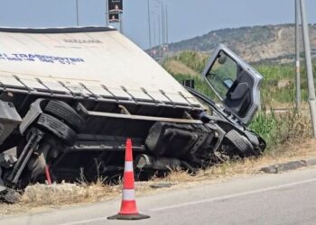 Aksident në Levan/ Kamioni del nga rruga dhe përfundon në kanal