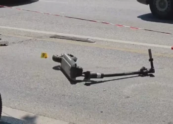 Makina përplas adoleshentin që qarkullonte me monopatinë, 17-vjeçari përfundon në spital