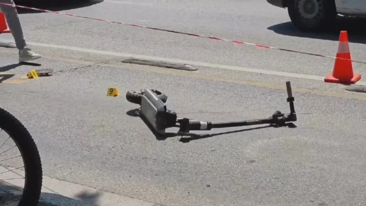 Makina përplas adoleshentin që qarkullonte me monopatinë, 17-vjeçari përfundon në spital