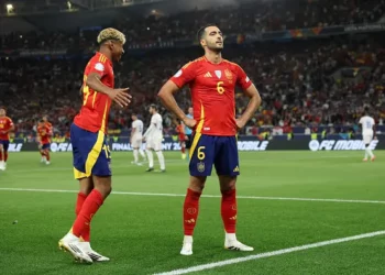 Dy gola në 3 minuta, Spanja dominon ‘Gjelat” në pjesën e parë