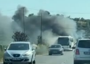 Merr flakë autobusi i turistëve në Belsh, banorët fikin zjarrin me kova me ujë
