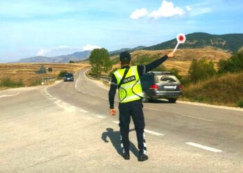 Aksidenti në Burrel, 6 persona të plagosur: 2 drejtuesit e veturave dhe 4 pasagjerët dërgohen në spital